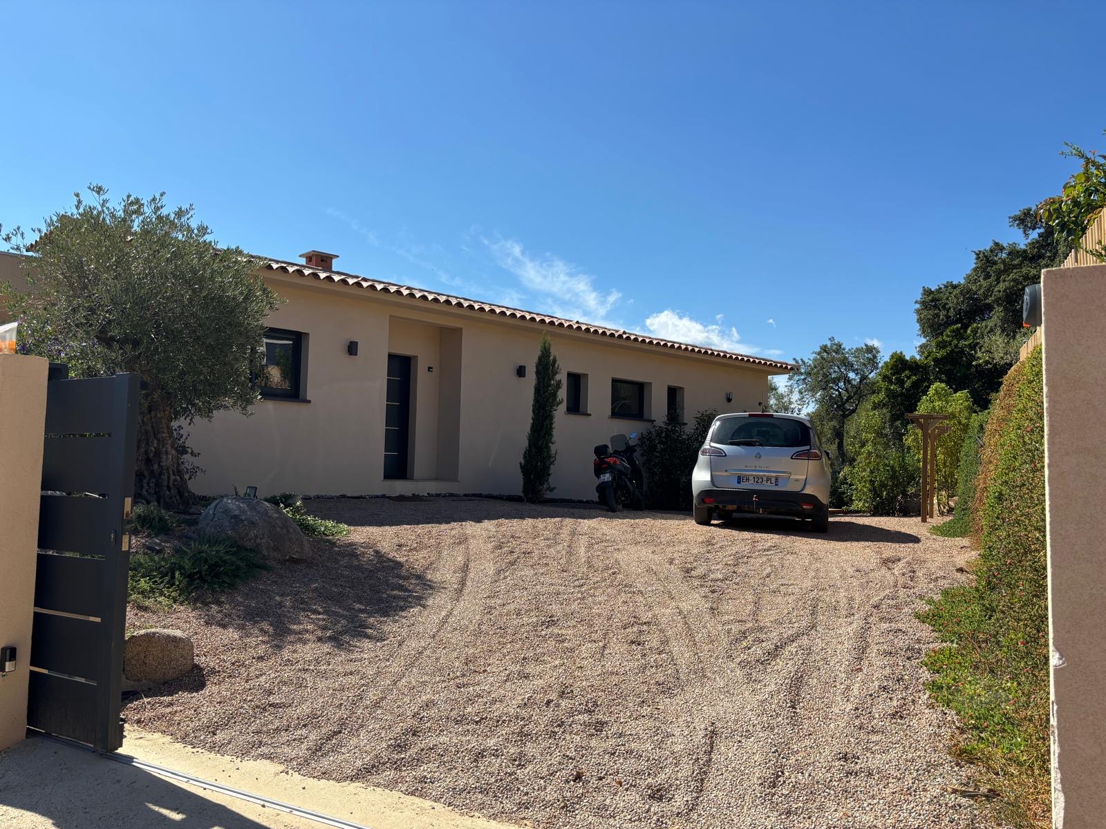 Entrée et parking privé, lotissement calme